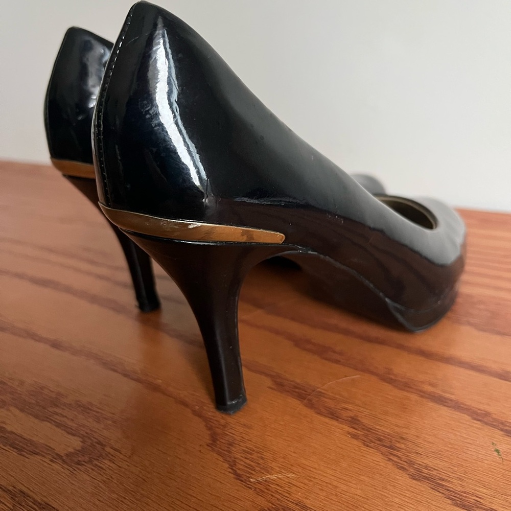 Tahari Black Patent Leather Pump